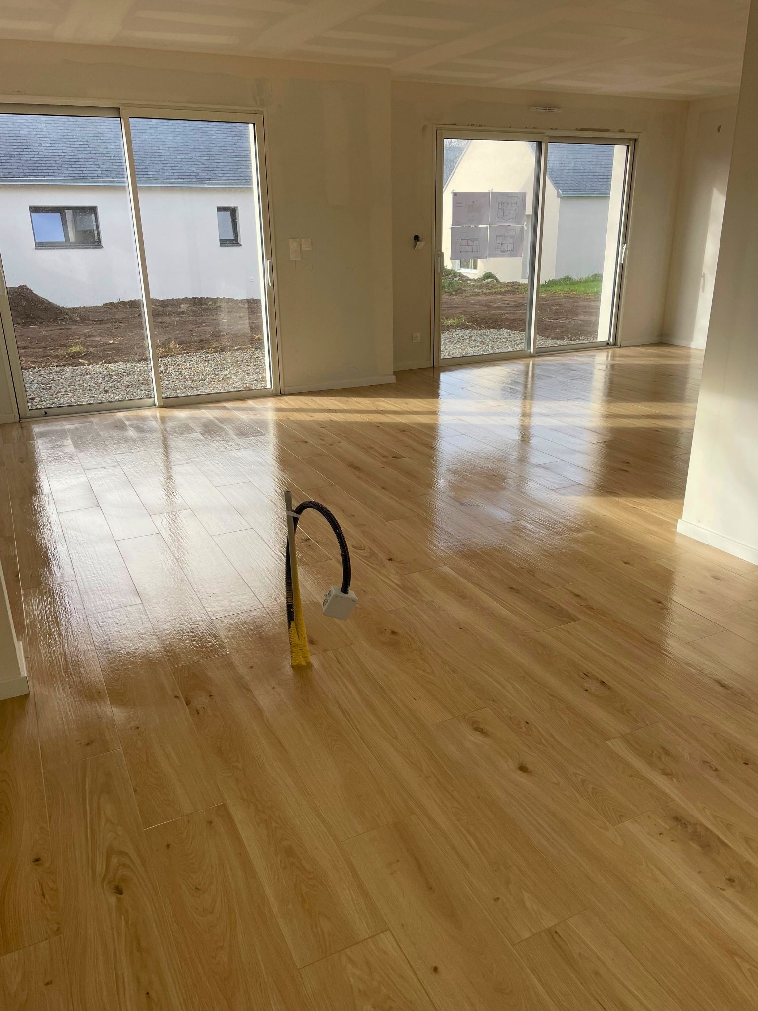 Réalisation de pose de carrelage imitation parquet + application de joint sur couleur