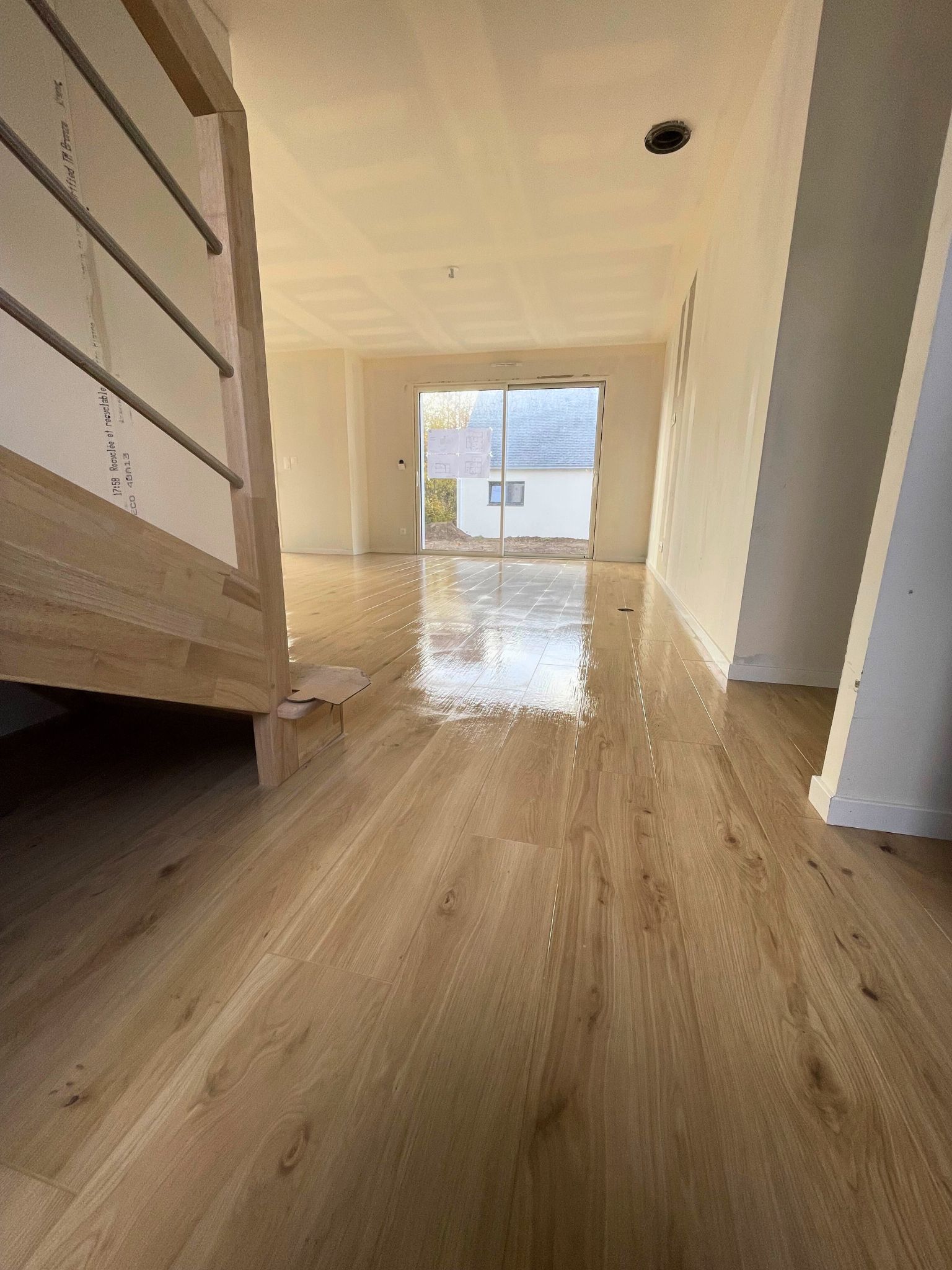 Réalisation de pose de carrelage imitation parquet + application de joint sur couleur