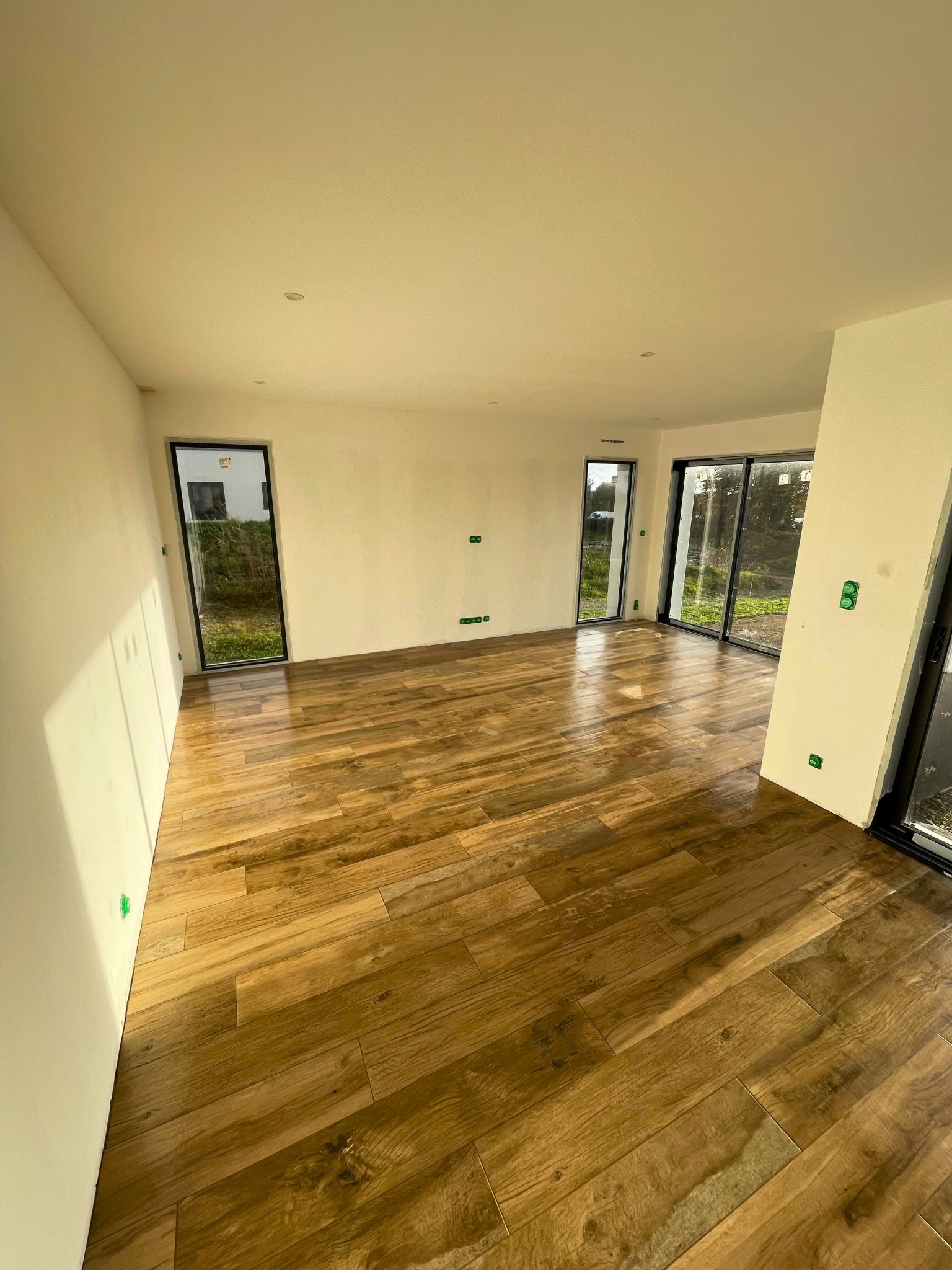 Réalisation de pose de carrelage imitation parquet + application de joint sur couleur