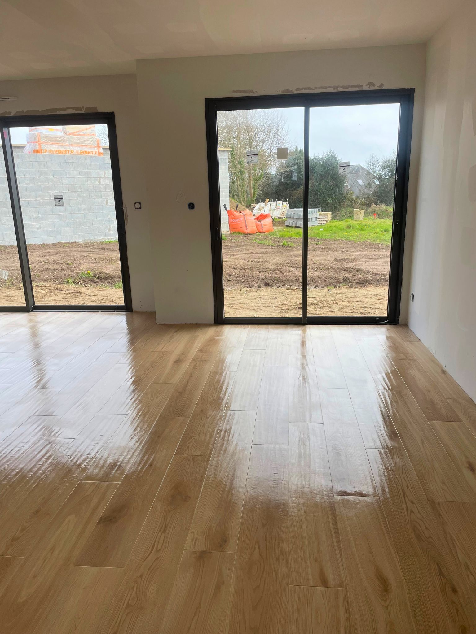 Réalisation de pose de carrelage imitation parquet + application de joint sur couleur