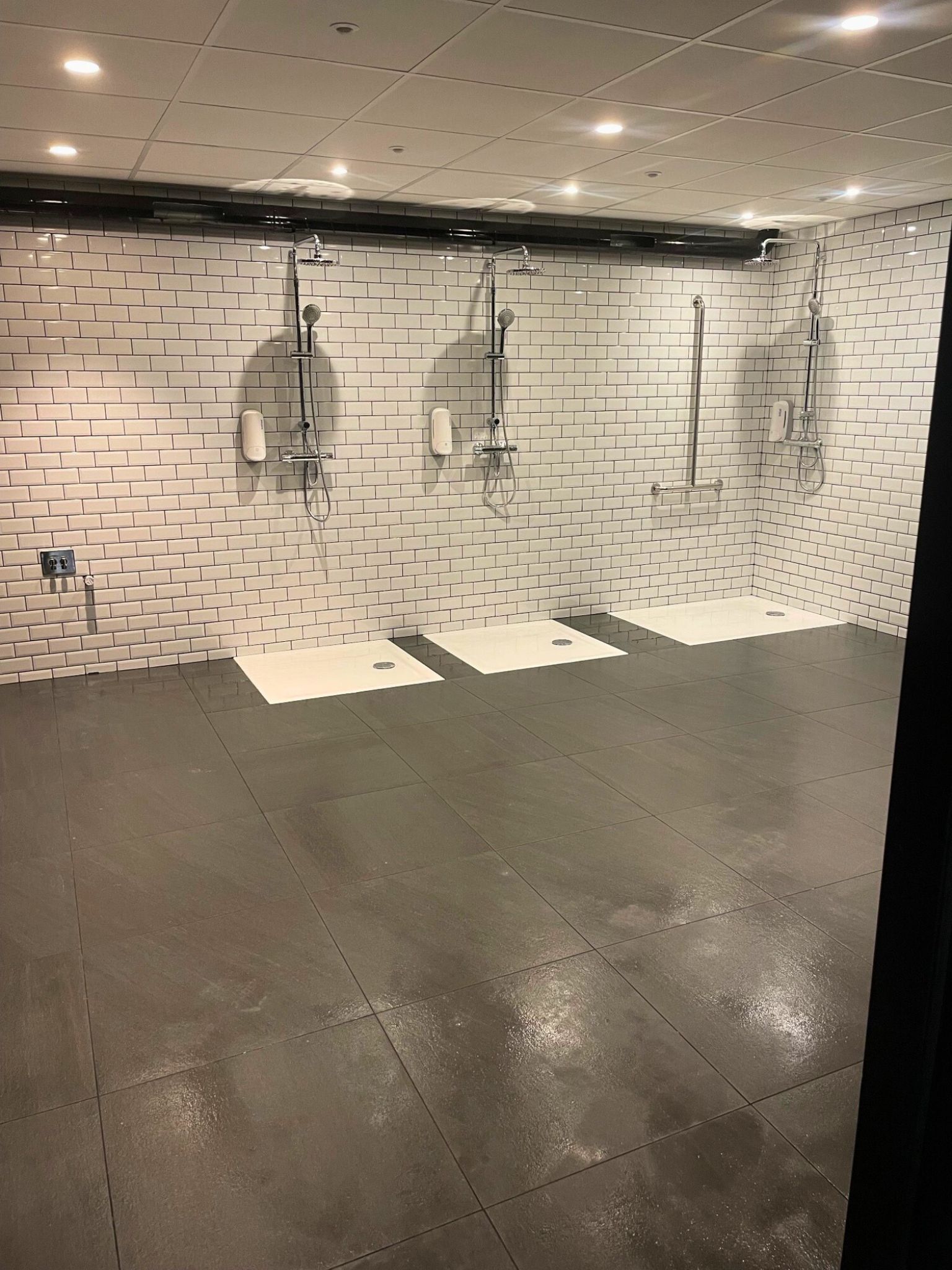 Faïence petit format dans une salle de sport Prestige Carrelage Lorient (2)